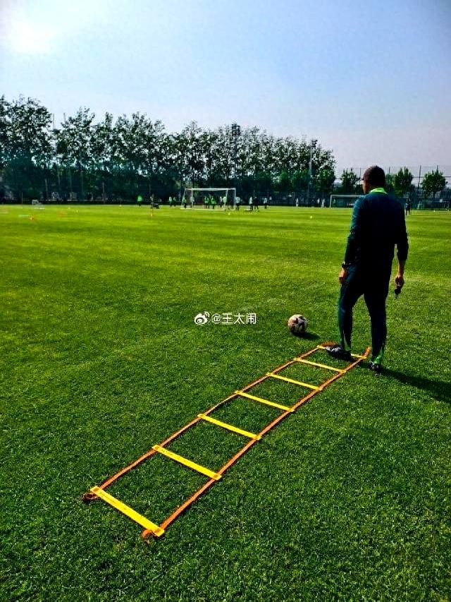 欧宝网站 -北京国安训练开放日，赛后篮板制胜引欢呼，欧冠在即，心理建设被强调 